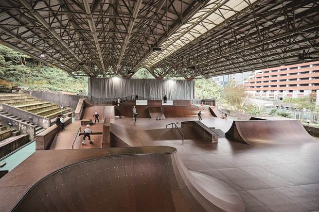 台北市極限運動訓練中心是全國唯一有頂棚的極限運動公園，同時擁有多元練習場地，深受民眾以及極限運動選手喜愛。（攝影／黃政達）