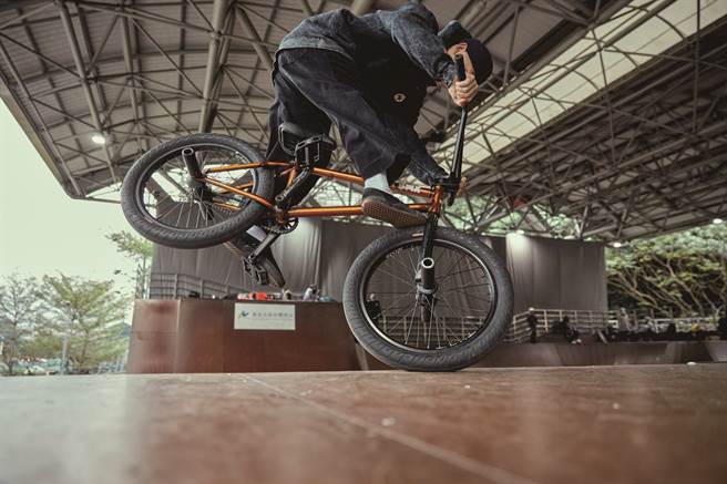 極限單車玩家藉由U 板等場地設施產生更多的滯空時間，展現各種高難度的花式技巧。（攝影／黃政達）
