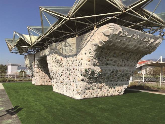 內湖運動公園攀岩場採用3D 立體曲面，底部鋪有假草皮，兼具挑戰性跟安全性。（圖／台北市工務局）