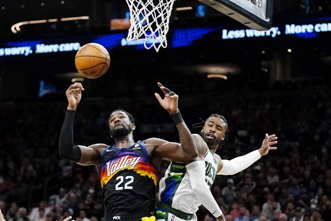 太阳中锋艾顿(左)卖力卡住公鹿后卫麦修斯抢下篮板球。(美联社)