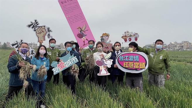 紅蔥頭價格崩跌，台南市長黃偉哲與民進黨台南市黨部主委潘新傳前往安南區產地關心產銷情形時，潘新傳當場認購1000袋紅蔥頭，並轉送給關懷據點、弱勢團體。（民進黨台南市黨部提供／洪榮志台南傳真）