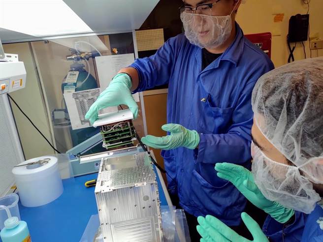 INSPIRESat-1小型人造卫星在工程体组装方面，中央大学参与贡献。(中央大学提供／李侑珊台北传真)