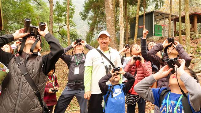 八仙山国家森林游乐区举办「缤纷赏鸟乐」活动，邀请环境教育教师及国家森林解说志工带领民眾认识常见的鸟类。（东势林管处提供／王文吉台中传真）