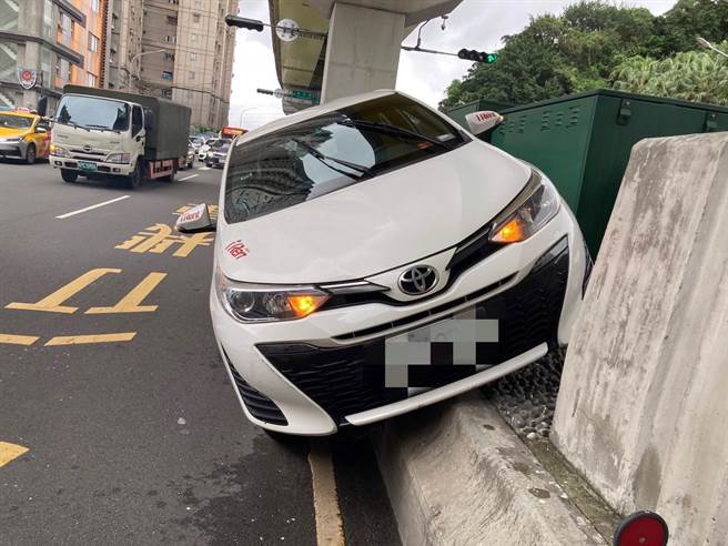 38歲許姓女子10日下午3時許，駕駛租賃車行經新北市中和區景平路、成功路口，許女迴轉後卻不慎自撞分隔島。（翻攝畫面）