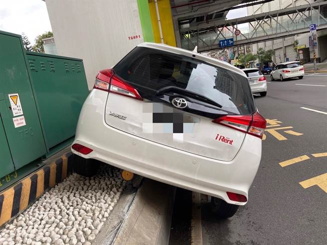 38歲許姓女子10日下午3時許，駕駛租賃車行經新北市中和區景平路、成功路口，許女迴轉後卻不慎自撞分隔島。（翻攝畫面）