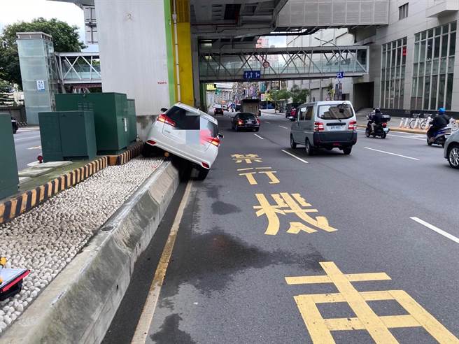 38歲許姓女子10日下午3時許，駕駛租賃車行經新北市中和區景平路、成功路口，許女迴轉後卻不慎自撞分隔島。（翻攝畫面）