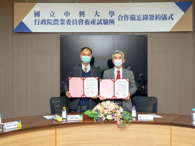 中兴大学校长薛富盛（右起）与畜试所长黄振芳，代表双方签署MOU，将强化合作。(兴大提供／林欣仪台中传真)