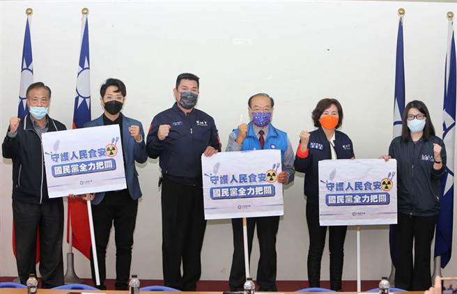 国民党反核食进口，11日全台议会串联，对蔡政府开放日本核食发表谴责声明，台中市议会党团，在国旗前宣示「守护人民食安，全力把关。」展现守护国民食的安全。（黄国峰摄）