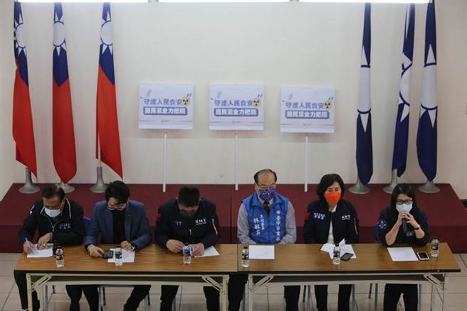 国民党反核食进口，11日全台议会串联，台中市议会党团抨击蔡政府蛮横，唯有民进党下台才能改变。（黄国峰摄）