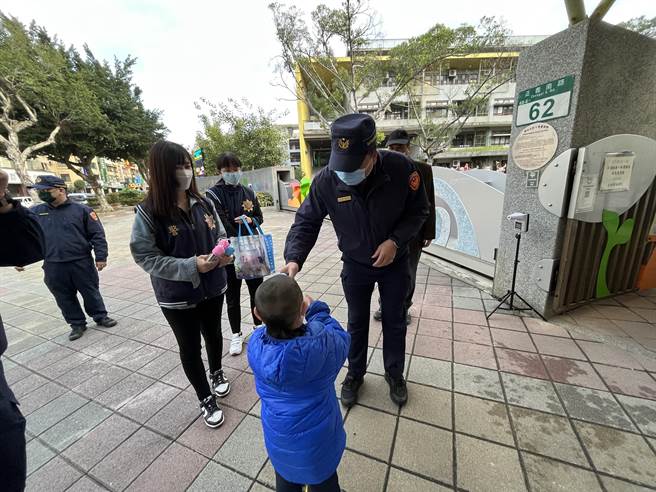 新北市開學首日，三重警分局考量開學第一天車流龐大，為維護轄內學童上、放學時段人身安全，特別規劃「護童勤務」。（三重警分局提供）
