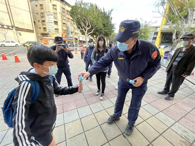 新北市開學首日，三重警分局考量開學第一天車流龐大，為維護轄內學童上、放學時段人身安全，特別規劃「護童勤務」。（三重警分局提供）