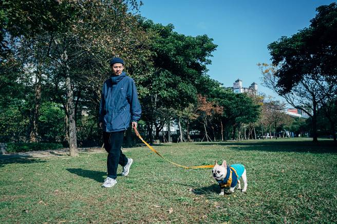 台北市的狗公園、狗活動區等友善動物設施逐漸增加，讓「帶寵物散步」成為一種都市生活風格。（攝影／林軒朗）
