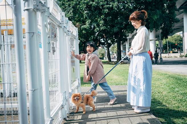 狗運動公園及狗活動區設有雙層防護門，可避免狗兒進出時跑出去。（攝影／林軒朗）