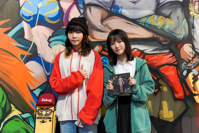 持修（左）邀新銳演員項婕如擔任MV女主角。（EMI提供）