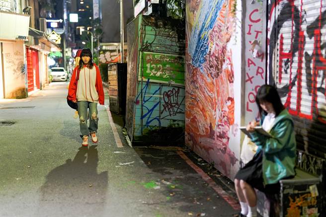 持修（左）邀新銳演員項婕如擔任MV女主角。（EMI提供）