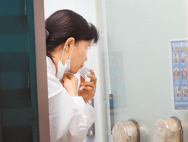 桃园机场对入境旅客，透过吐口水方式採检，遭质疑恐增加感染风险。（范扬光摄）