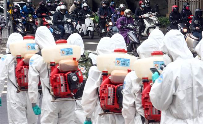 5姊妹家族春节群聚扩大。图为化学兵在路上消毒的画面。（本报系资料照）