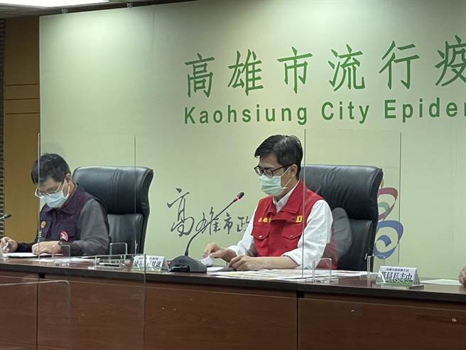 高雄11日再暴增13例本土確診個案，其中12例屬於過年期間家庭群聚案的職場接觸者及接觸者家人，另外1例是南北移動家庭群聚案的家人。（本報資料照片）