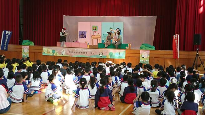 儿福联盟与收养资源中心合办「收养月」活动，透过各种互动游戏、表演活动，让大人小孩了解收养的意涵。（摄影／黄政达）