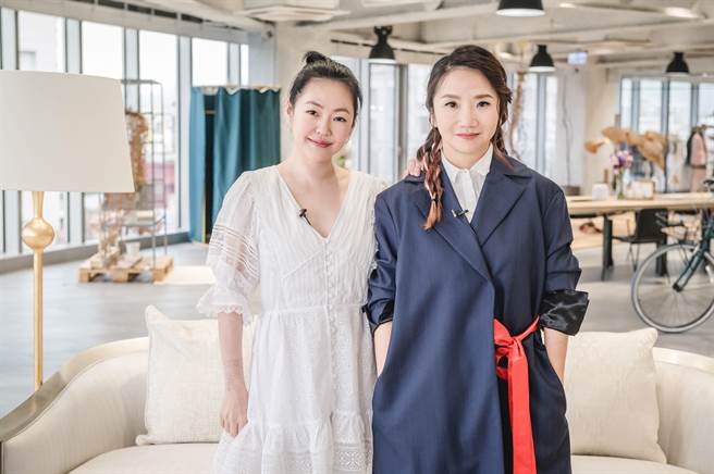 陶子（右）受邀上小S主持的《熙娣想聊》聊起育儿的心路歷程。（CATCHPLAY提供）