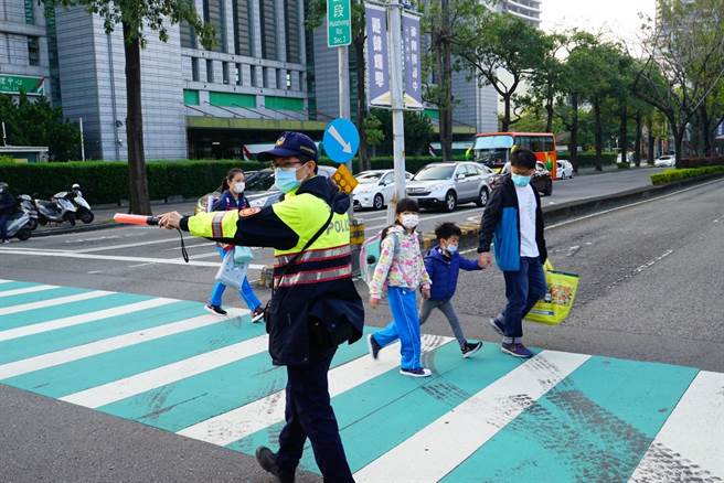台中市警察局第四分局启动「护童专案」，在辖区10所国小门口与学校校长、老师及导护志工妈妈欢迎及守护学童上学安全及维护交通秩序。（民眾提供／卢金足台中传真）
