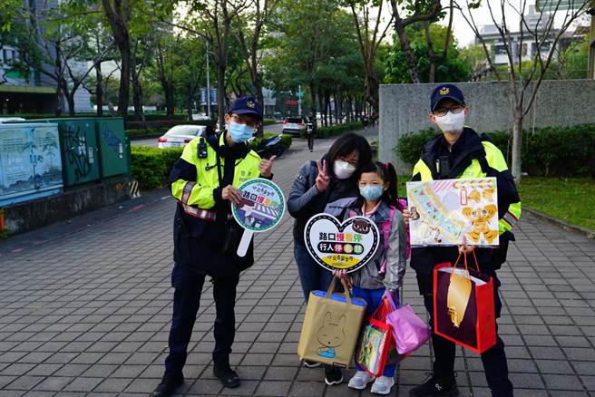 员警发放台中限量版波波虎小提灯，小朋友拿到小提灯很高兴，纷表示放学后与家人一同前往赏灯。（民眾提供／卢金足台中传真）