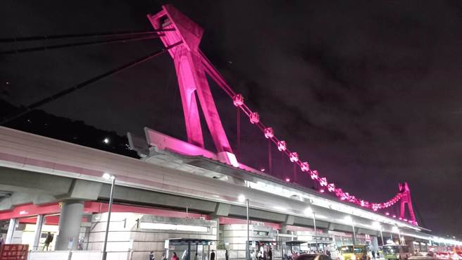 台北捷运淡水线剑潭站即日起至20日，每天晚间6时至10时，每小时以红、绿、蓝、紫4种顏色轮流变换，照耀台北夜空。（台北市捷运公司提供／张立勋台北传真）