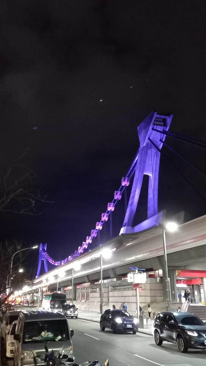 台北捷运淡水线剑潭站即日起至20日，每天晚间6时至10时，每小时以红、绿、蓝、紫4种顏色轮流变换，照耀台北夜空。（台北市捷运公司提供／张立勋台北传真）