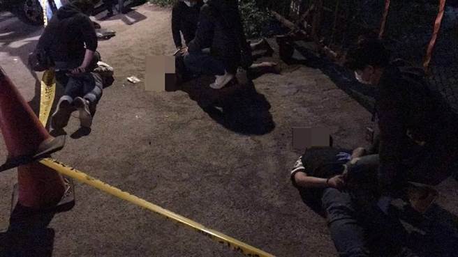 新北市五股区便利商店去年12月14日发生ATM抢案，19岁蔡姓保全与21岁刘姓男子合谋，抢走121万多元现金，新北地检署今依加重强盗罪起诉刘男、蔡男，并建请从重量刑。（蔡雯如翻摄）