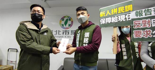 綠營新北第九選區參選人的張銘祐（中），至新北市黨部遞交陳情書，要求落實黨內民主及公平初選，民進黨新北市黨部執行長林忠勳接下其陳情書。（陳慰慈攝）