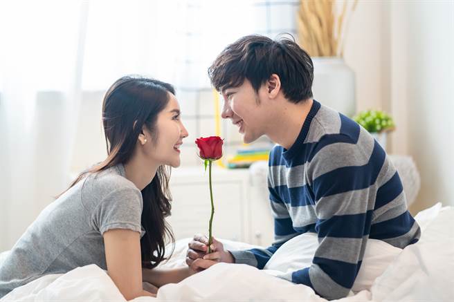 生肖鼠、鸡、猴、猪的人越疼情人就越富有。(示意图／Shutterstock)