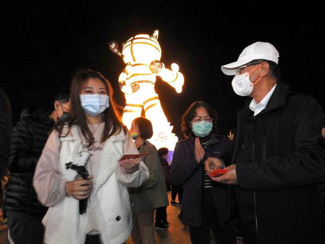 南投县长林明溱时常在夜晚突袭灯会，并发放限量10000颗的虎年灯会纪念金币，吸引民眾争抢，俨然成为南投灯会的小彩蛋。(县府提供／吴建辉南投传真)