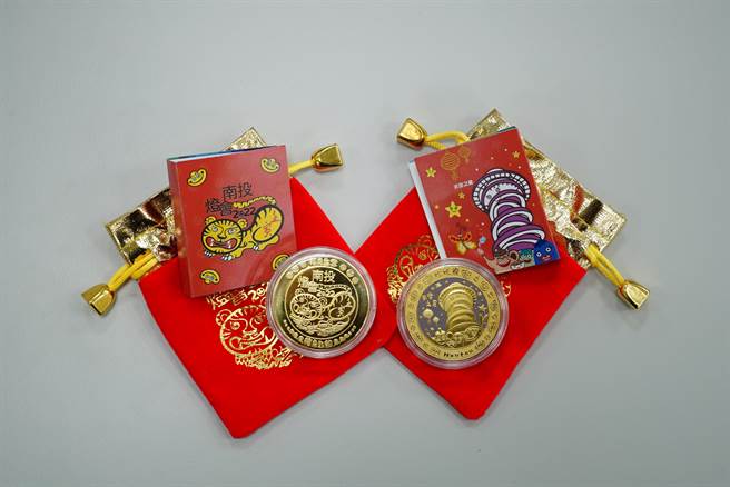 南投灯会限量纪念币只有10000颗，由县长林明溱亲自到会场发放，每颗纪念币都有自己的编号，具有收藏价值。(吴建辉摄)