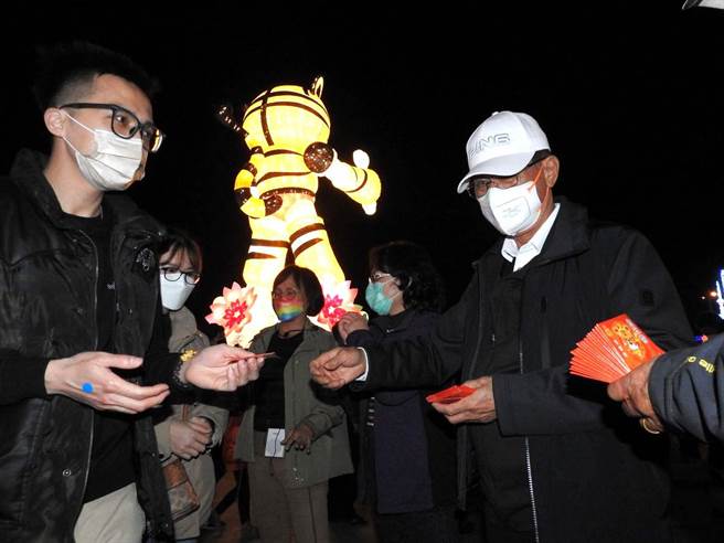 每年过年民眾都会到南投紫南宫排队争抢金币，今年因为疫情没有发放，但民眾也不要气馁，南投灯会今年特别制作10000颗的南投灯会虎年纪念币。(县府提供／吴建辉南投传真)