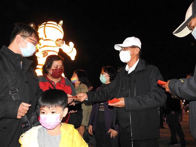 县长不定时到现场进行发放，数量有限，加上县长行程不一定，因此可以拿到纪念币的民眾可以说是神选之人，相信2022年都能有好运气。(县府提供／吴建辉南投传真)