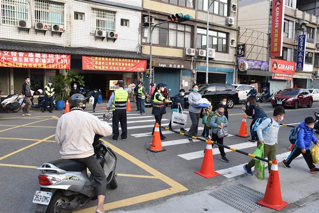 苗栗县警局指示所属5个分局对辖内各国小实施护童专案。（谢明俊摄）