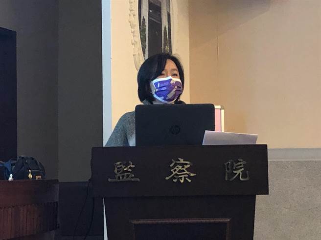 国民党立委陈玉珍姊夫、金门县警察局队长蔡其豪，遭爆2019年请侍亲假期间，涉嫌违法在陈家承揽的工程兼职，经监委纪惠容调查，发现蔡其豪确实在留职停薪期间，赴金门县乌坵乡监督家族事业「海瑞营造公司」的工程，更出面协调该公司相关业务，与申请留职停薪的事由不符，要求行政机关议处失职人员。（赵婉淳摄）
