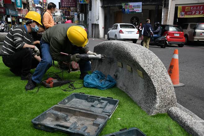 彰化市「三角公园」莲花灯，在农历年前完成拆除后，市公所先就公园内栽植人工草皮，并在旧有基座的石碑上加强反光导引指示交通标志，不少路人表示像墓碑，彰化市长林世贤果断再将旧有石碑拆除。（彰化市公所提供／吴敏菁彰化传真）