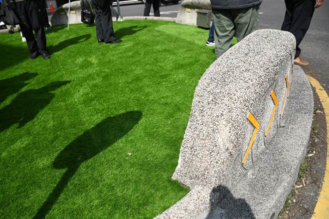 彰化市「三角公园」莲花灯，在农历年前完成拆除后，市公所先就公园内栽植人工草皮，并在旧有基座的石碑上加强反光导引指示交通标志，不少路人表示像墓碑，彰化市长林世贤果断再将旧有石碑拆除。（彰化市公所提供／吴敏菁彰化传真）