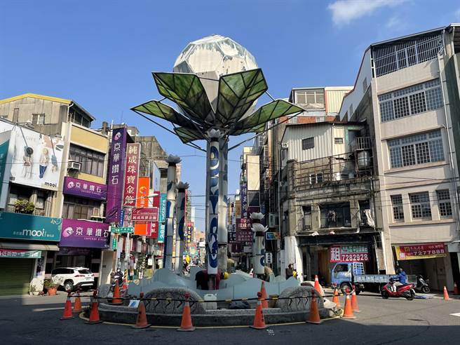 彰化市「三角公园」莲花灯原本设计有石座，莲花灯被拆了后，石座也被质疑。（吴敏菁摄）