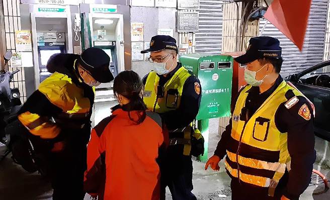 陈妇接到自称脸书客服电话，称操作错误导致设定成分期付款，雾峰分局十九甲派出所员警指出这是常见的诈骗手法。（雾峰分局提供／黄国峰台中传真）