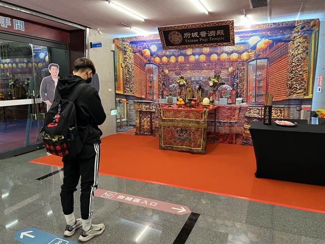 台南猎鹰把月老公公与婆婆请来球场，让大家可以好好求姻缘。(台南猎鹰提供)