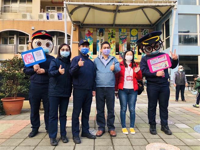 新北市开学首日，海山警分局长周振安带领家防官们于校园门口进行妇幼安全宣导。（海山警分局提供）