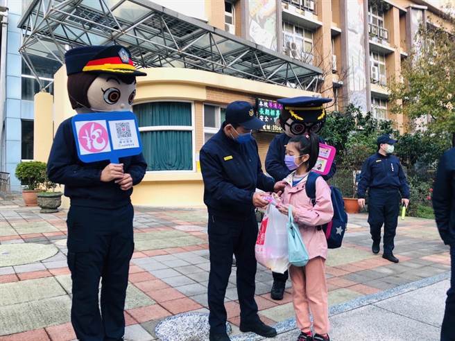 新北市开学首日，海山警分局长周振安带领家防官们于校园门口进行妇幼安全宣导。（海山警分局提供）