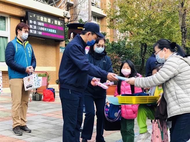 新北市开学首日，海山警分局长周振安带领家防官们于校园门口进行妇幼安全宣导。（海山警分局提供）