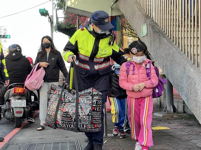 桃园警察规画护童勤务。（警方提供）