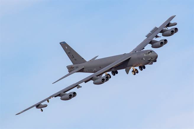 英國每日郵報（Daily Mail）報導指出，美軍4架B-52戰略轟炸機10日清晨飛抵英格蘭費爾福基地。(示意圖／shutterstock)