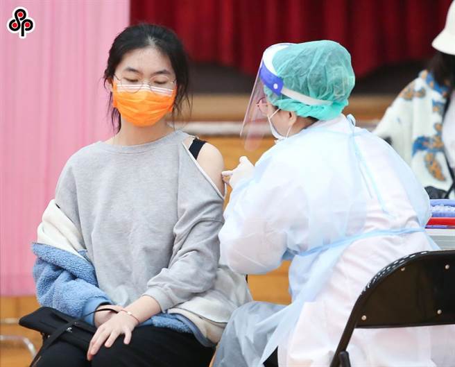 新冠变种病毒Omicron横扫全球，中研院抢先全球，近期发表第一个针对Omicron变异株的次世代mRNA疫苗，推出期程仍是未定。图为民眾施打疫苗。(本报资料照)