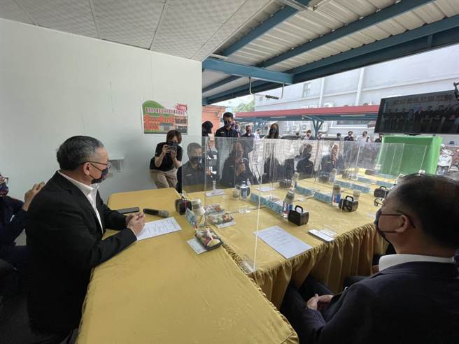 警政署長陳家欽到大寮分駐所。（洪靖宜攝）