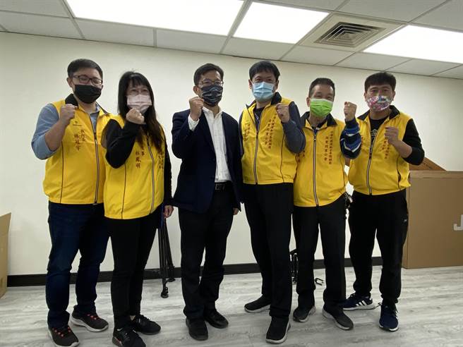 中华民国运动彩券经销商商业同业公会近10位经销商，在立委张廖万坚陪同下召开记者会，要求删除不合理条款、保障承销商权益。（冯惠宜摄）